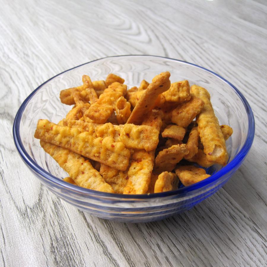 Bowl of burdock tempura snacks with Kinpira flavor, crispy cod sheets coated with tempura batter. Contains wheat, egg, soybean, sesame, fish.