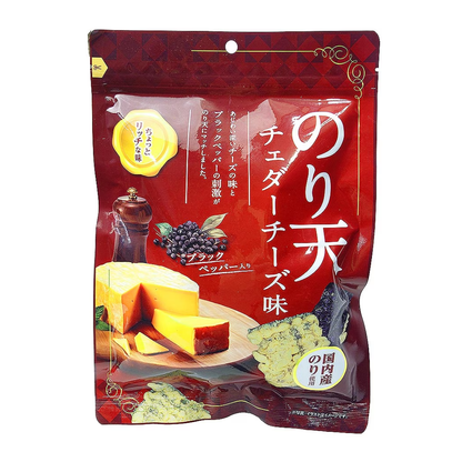 一袋切達乾酪和黑胡椒味的脆海苔天婦羅小吃，前面有奶酪和海藻的視覺效果。